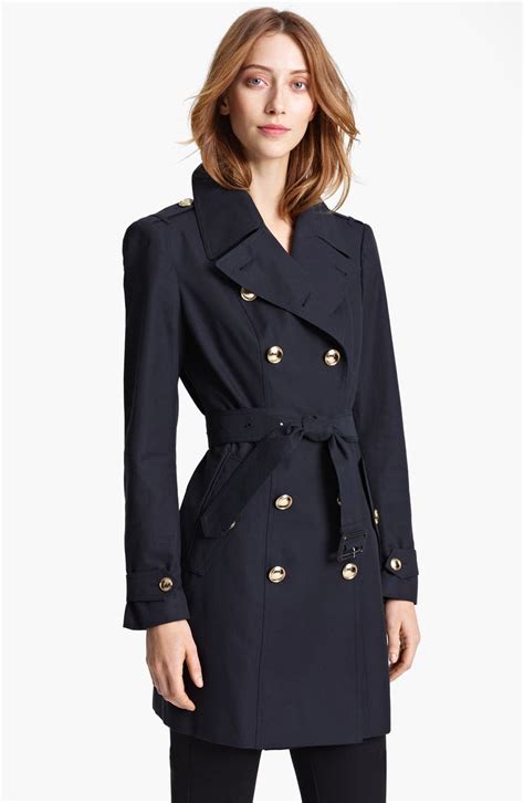 do all burberry coats have burberry buttons